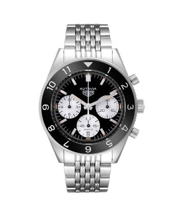 TAG Heuer Autavia Heuer 02 CBE2110.BA0687 mustalla taululla, valkoisella taustalla edestä