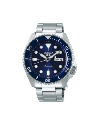 Seiko 5 Sports SKX SRPD51K1 sinisellä taululla, valkoisella taustalla edestä