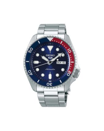 Seiko 5 Sports SKX SRPD53K1 sinisellä taululla, valkoisella taustalla edestä