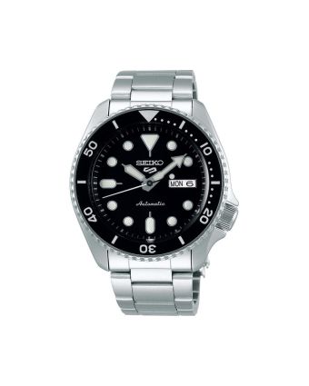 Seiko 5 Sports SKX SRPD55K1 mustalla taululla, valkoisella taustalla edestä