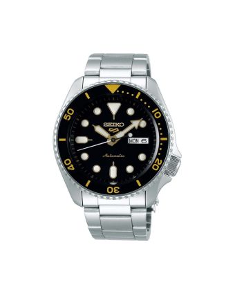 Seiko 5 Sports SKX SRPD57K1 mustalla taululla, valkoisella taustalla edestä