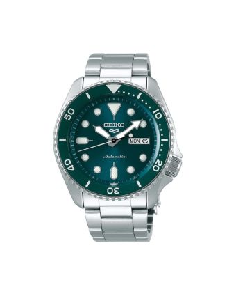 Seiko 5 Sports SKX SRPD61K1 vihreällä taululla, valkoisella taustalla edestä
