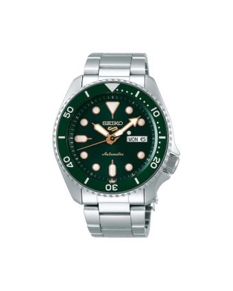 Seiko 5 Sports SKX SRPD63K1 vihreällä taululla, valkoisella taustalla edestä