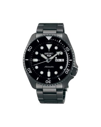 Seiko 5 Sports SKX SRPD65K1 mustalla taululla, valkoisella taustalla edestä