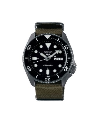 Seiko 5 Sports SRPD65K4 mustalla taululla, valkoisella taustalla edestä