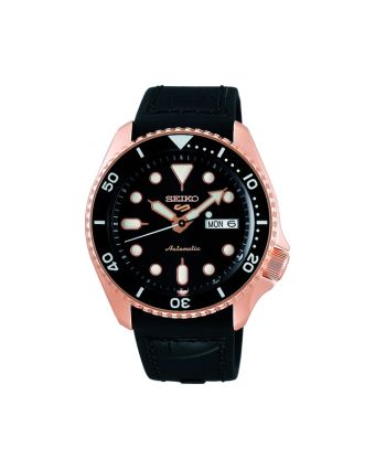 Seiko 5 Sports SKX SRPD76K1 mustalla taululla, valkoisella taustalla edestä