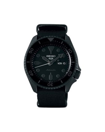 Seiko 5 Sports SKX SRPD79K1 mustalla taululla, valkoisella taustalla edestä