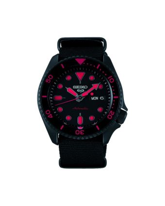 Seiko 5 Sports SRPD83K1 mustalla taululla, valkoisella taustalla edestä