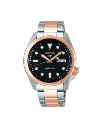 Seiko 5 Sports SRPE58K1 mustalla taululla, valkoisella taustalla edestä