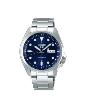 Seiko 5 Sports SKX SRPE53K1 sinisellä taululla, valkoisella taustalla edestä