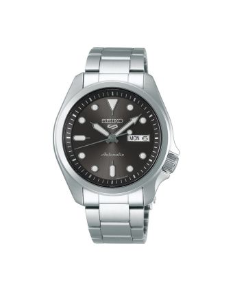 Seiko 5 Sports SKX SRPE51K1 harmaalla taululla, valkoisella taustalla edestä