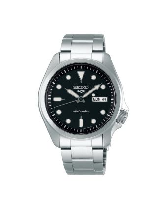 Seiko 5 Sports SKX SRPE55K1 mustalla taululla, valkoisella taustalla edestä