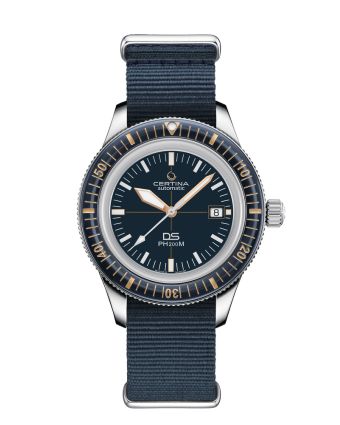 Certina DS PH200M Powermatic 80 C036.407.18.040.00 sinisellä taululla, valkoisella taustalla edestä