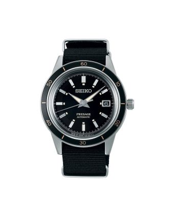 Seiko Presage Style60's SRPG09J1 mustalla taululla, valkoisella taustalla edestä