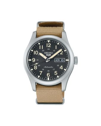 Seiko 5 Sports Field SRPG35K1 mustalla taululla, valkoisella taustalla edestä