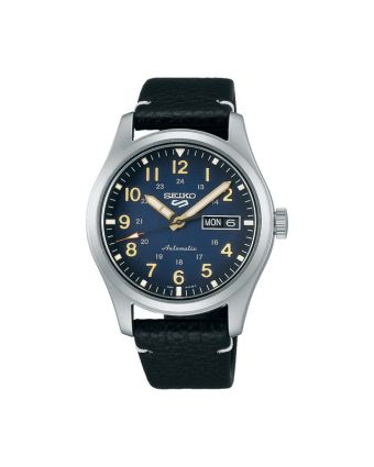 Seiko 5 Sports Field SRPG39K1 sinisellä taululla, valkoisella taustalla edestä