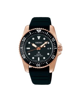 Seiko Prospex Sea SNE586P1 mustalla taululla, valkoisella taustalla edestä