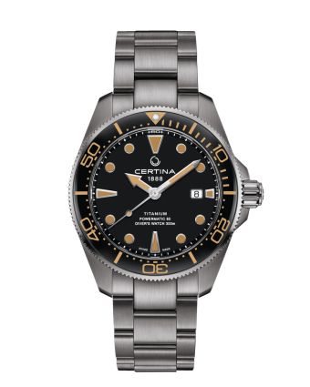 Certina DS Action Diver 43mm Powermatic 80 C032.607.44.051.00 mustalla taululla, valkoisella taustalla edest&auml;