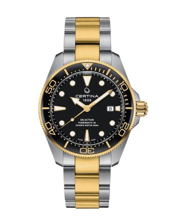 Certina DS Action Diver 43mm Powermatic 80 C032.607.22.051.00 mustalla taululla, valkoisella taustalla edest&auml;