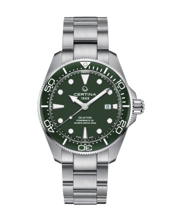 Certina DS Action Diver 43mm Powermatic 80 C032.607.11.091.00 vihre&auml;ll&auml; taululla, valkoisella taustalla edest&auml;
