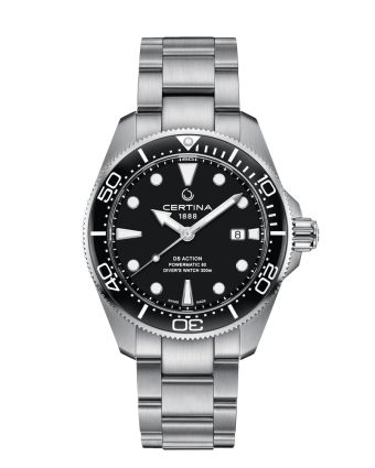 Certina DS Action Diver 43mm Powermatic 80 C032.607.11.051.00 mustalla taululla, valkoisella taustalla edest&auml;
