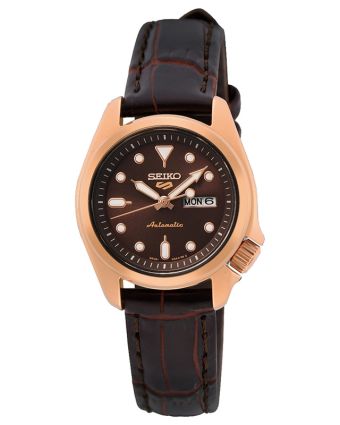 Seiko 5 Sports SKX SRE006K1 ruskealla taululla, valkoisella taustalla edestä