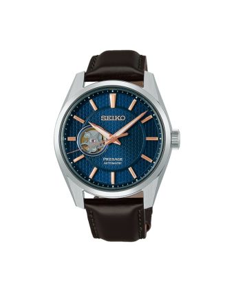 Seiko Presage Sharp Edged Series SPB311J1 sinisellä taululla, valkoisella taustalla edestä