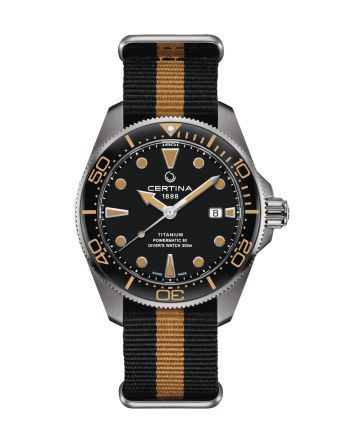 Certina DS Action Diver 43mm Powermatic 80 C032.607.48.051.00 mustalla taululla, valkoisella taustalla edest&auml;