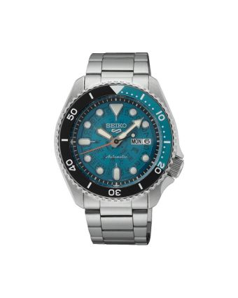 Seiko 5 Sports SKX SRPJ45K1 turkoosilla taululla, valkoisella taustalla edestä