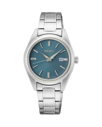Seiko Essentials SUR531P1 sinisellä taululla, valkoisella taustalla edestä
