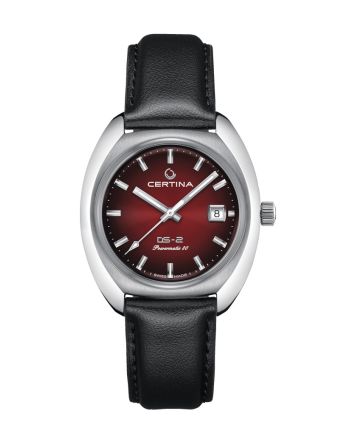 Certina DS-2 C024.407.17.421.00 punaisella taululla, valkoisella taustalla edestä
