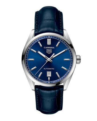 TAG Heuer Carrera Date 39 mm WBN2112.FC6504 sinisellä taululla, valkoisella taustalla edestä