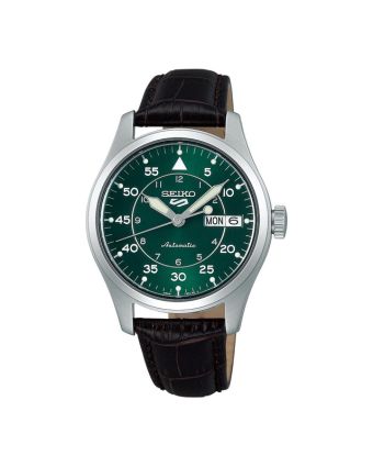 Seiko 5 Sports Field SRPJ89K1 vihreällä taululla, valkoisella taustalla edestä