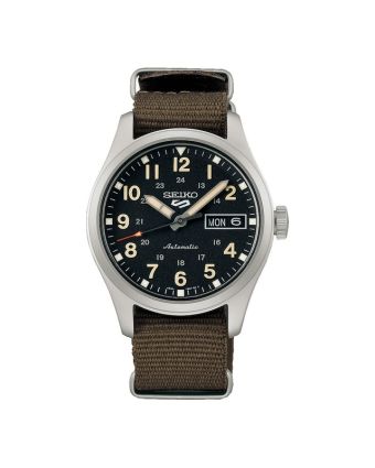 Seiko 5 Sports Field SRPJ85K1 mustalla taululla, valkoisella taustalla edestä