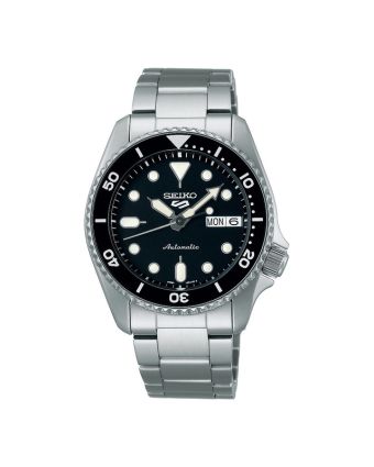 Seiko 5 Sports SKX SRPK29K1 mustalla taululla, valkoisella taustalla edestä