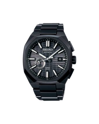 Seiko Astron SSJ015J1 mustalla taululla, valkoisella taustalla edestä
