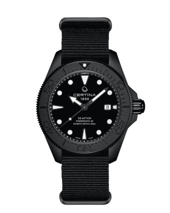 Certina DS Action Diver 43mm Powermatic 80 C032.607.38.051.00 mustalla taululla, valkoisella taustalla edest&auml;
