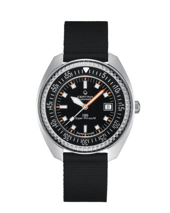 Certina DS SUPER PH1000M C024.907.18.051.00 mustalla taululla, valkoisella taustalla edestä