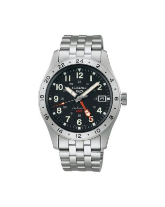 Seiko 5 Sports Field GMT SSK023K1 mustalla taululla, valkoisella taustalla edestä
