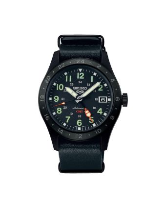 Seiko 5 Sports Field GMT SSK025K1 mustalla taululla, valkoisella taustalla edestä