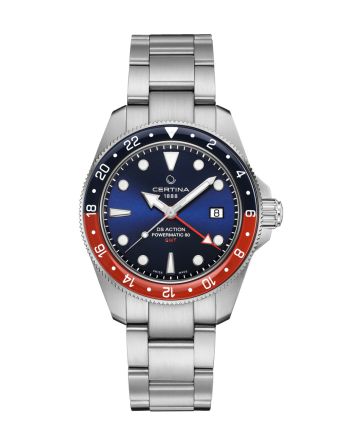 Certina DS Action GMT Powermatic 80 C032.929.11.041.00 sinisellä taululla, valkoisella taustalla edestä