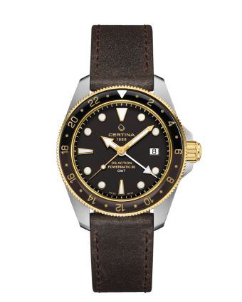 Certina DS Action GMT Powermatic 80 C032.929.26.051.00 mustalla taululla, valkoisella taustalla edestä