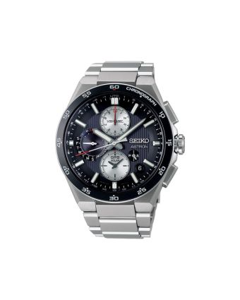 Seiko Astron SSH151J1 mustalla taululla, valkoisella taustalla edestä