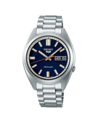Seiko 5 Sports SNXS SRPK87K1 sinisellä taululla, valkoisella taustalla edestä
