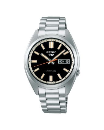 Seiko 5 Sports SNXS SRPK89K1 mustalla taululla, valkoisella taustalla edestä