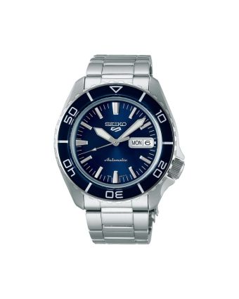 Seiko 5 Sports SKX SRPK97K1 sinisellä taululla, valkoisella taustalla edestä