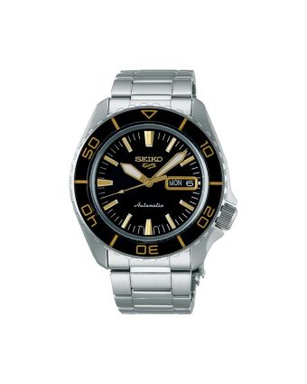 Seiko 5 Sports SKX SRPK99K1 mustalla taululla, valkoisella taustalla edestä