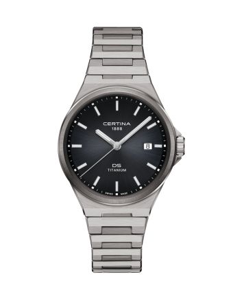 Certina DS-7 Quartz C043.410.44.051.00 mustalla taululla, valkoisella taustalla edestä