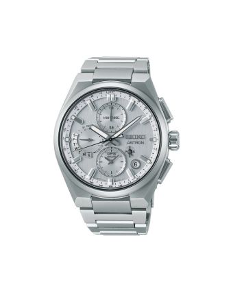 Seiko Astron SSH159J1 hopeisella taululla, valkoisella taustalla edestä