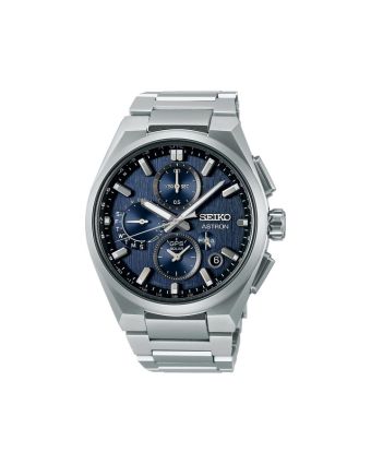 Seiko Astron SSH161J1 sinisellä taululla, valkoisella taustalla edestä